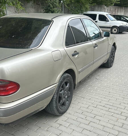 Желтый Мерседес Е-Класс, объемом двигателя 2.3 л и пробегом 423 тыс. км за 3000 $, фото 3 на Automoto.ua