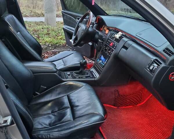 Жовтий Мерседес Е-Клас, об'ємом двигуна 2.4 л та пробігом 387 тис. км за 4850 $, фото 10 на Automoto.ua