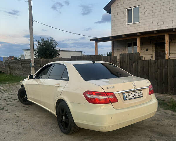 Жовтий Мерседес Е-Клас, об'ємом двигуна 2.14 л та пробігом 666 тис. км за 9500 $, фото 1 на Automoto.ua