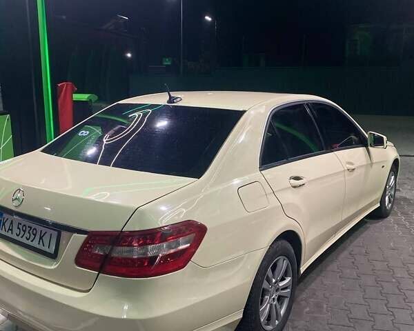 Желтый Мерседес Е-Класс, объемом двигателя 1.8 л и пробегом 340 тыс. км за 9299 $, фото 2 на Automoto.ua