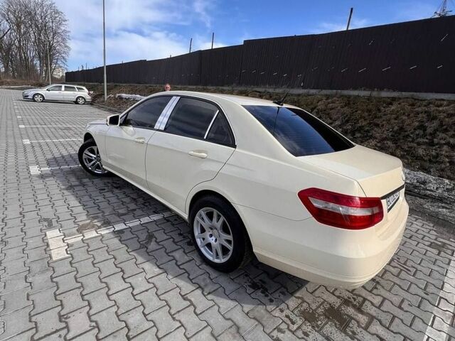 Желтый Мерседес Е-Класс, объемом двигателя 2.2 л и пробегом 370 тыс. км за 9600 $, фото 1 на Automoto.ua
