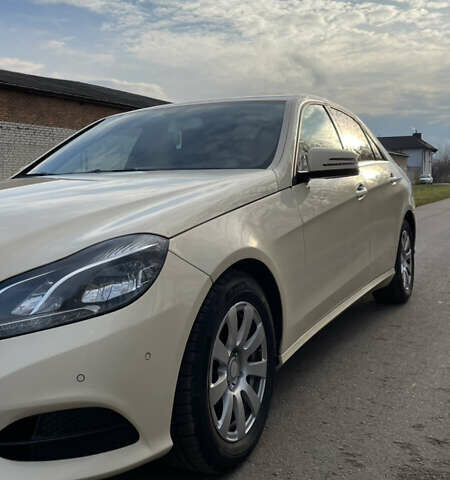 Желтый Мерседес Е-Класс, объемом двигателя 2.1 л и пробегом 475 тыс. км за 10500 $, фото 2 на Automoto.ua