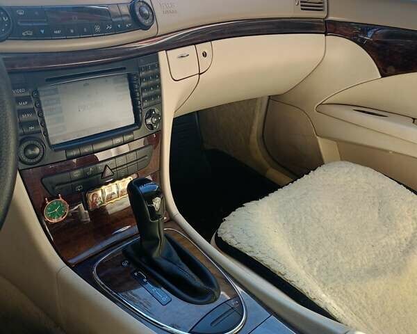 Желтый Мерседес Е-Класс, объемом двигателя 2.2 л и пробегом 250 тыс. км за 7200 $, фото 2 на Automoto.ua