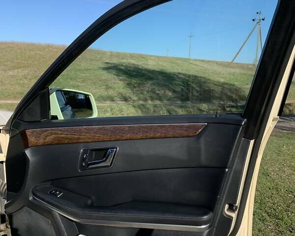 Желтый Мерседес Е-Класс, объемом двигателя 2.14 л и пробегом 620 тыс. км за 10700 $, фото 14 на Automoto.ua