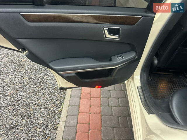 Жовтий Мерседес Е-Клас, об'ємом двигуна 2.14 л та пробігом 288 тис. км за 10700 $, фото 17 на Automoto.ua
