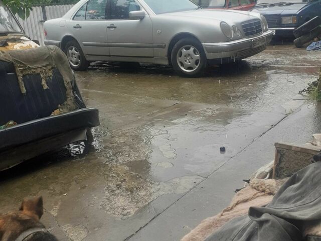 Сірий Мерседес Е-Клас, об'ємом двигуна 2.2 л та пробігом 440 тис. км за 3400 $, фото 1 на Automoto.ua