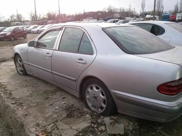 Сірий Мерседес Е-Клас, об'ємом двигуна 4.2 л та пробігом 1000 тис. км за 1472 $, фото 1 на Automoto.ua