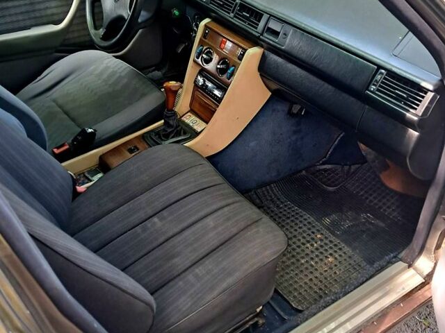 Серый Мерседес Е-Класс, объемом двигателя 2.3 л и пробегом 369 тыс. км за 500 $, фото 7 на Automoto.ua