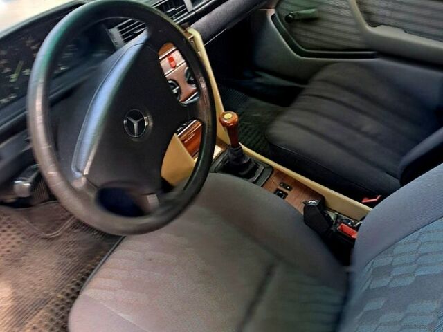 Серый Мерседес Е-Класс, объемом двигателя 2.3 л и пробегом 369 тыс. км за 500 $, фото 1 на Automoto.ua