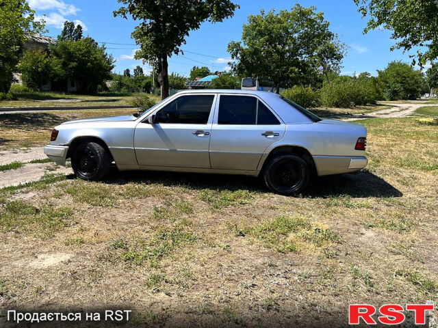 Серый Мерседес Е-Класс, объемом двигателя 2.6 л и пробегом 300 тыс. км за 1500 $, фото 3 на Automoto.ua