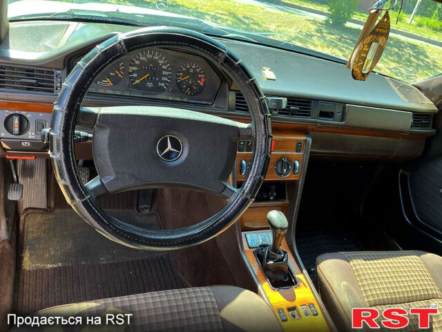 Серый Мерседес Е-Класс, объемом двигателя 2.6 л и пробегом 300 тыс. км за 1500 $, фото 7 на Automoto.ua