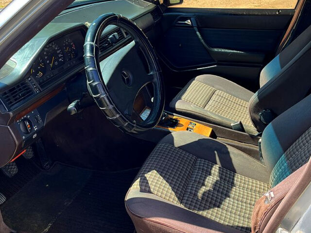 Серый Мерседес Е-Класс, объемом двигателя 2.6 л и пробегом 300 тыс. км за 1500 $, фото 5 на Automoto.ua