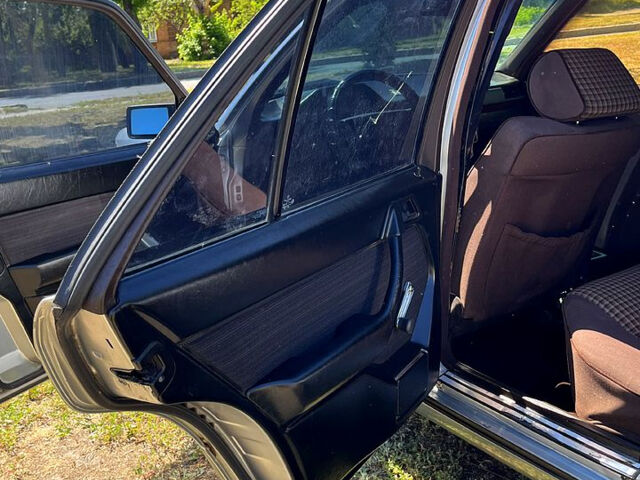 Серый Мерседес Е-Класс, объемом двигателя 2.6 л и пробегом 300 тыс. км за 1500 $, фото 8 на Automoto.ua