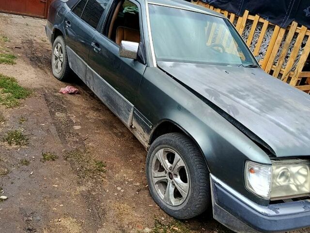 Серый Мерседес Е-Класс, объемом двигателя 2.3 л и пробегом 350 тыс. км за 1100 $, фото 2 на Automoto.ua