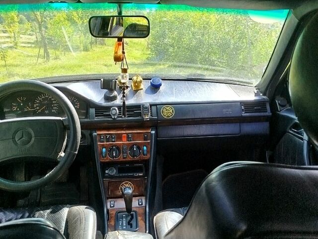 Серый Мерседес Е-Класс, объемом двигателя 2.5 л и пробегом 458 тыс. км за 2000 $, фото 5 на Automoto.ua