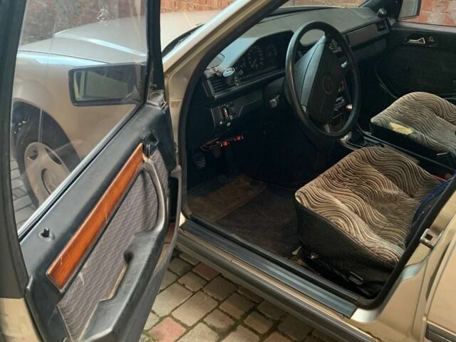 Серый Мерседес Е-Класс, объемом двигателя 2.6 л и пробегом 265 тыс. км за 1800 $, фото 7 на Automoto.ua