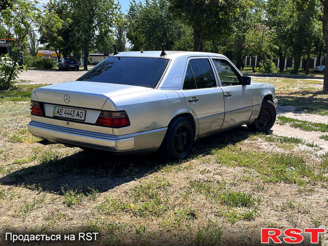 Серый Мерседес Е-Класс, объемом двигателя 2.6 л и пробегом 300 тыс. км за 1500 $, фото 1 на Automoto.ua