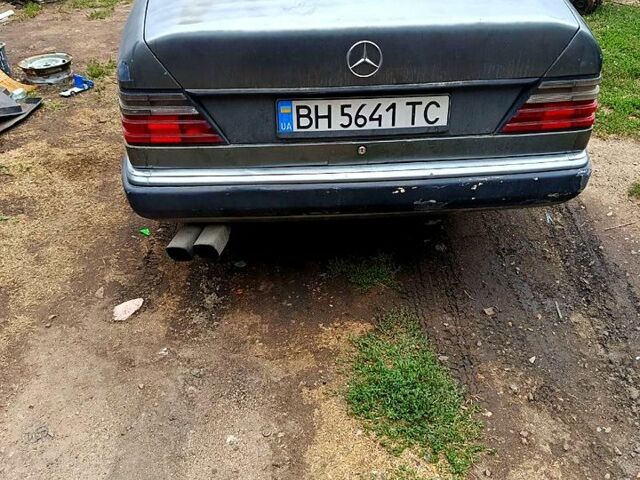 Серый Мерседес Е-Класс, объемом двигателя 2.3 л и пробегом 350 тыс. км за 1100 $, фото 3 на Automoto.ua