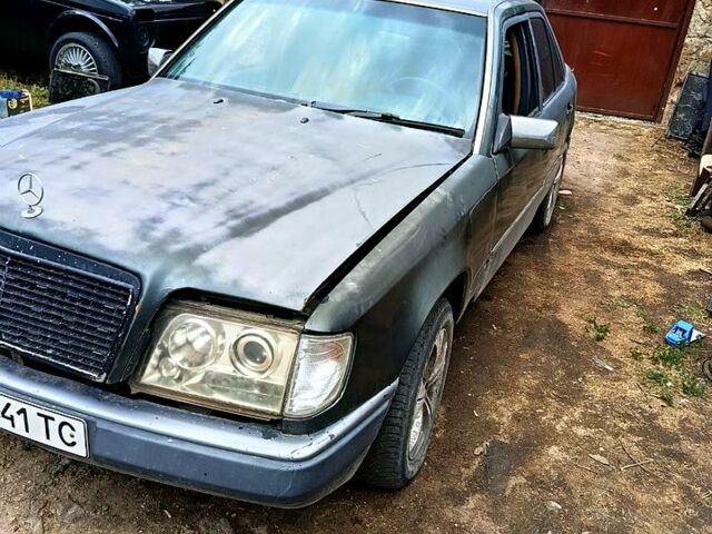 Серый Мерседес Е-Класс, объемом двигателя 2.3 л и пробегом 350 тыс. км за 1100 $, фото 1 на Automoto.ua