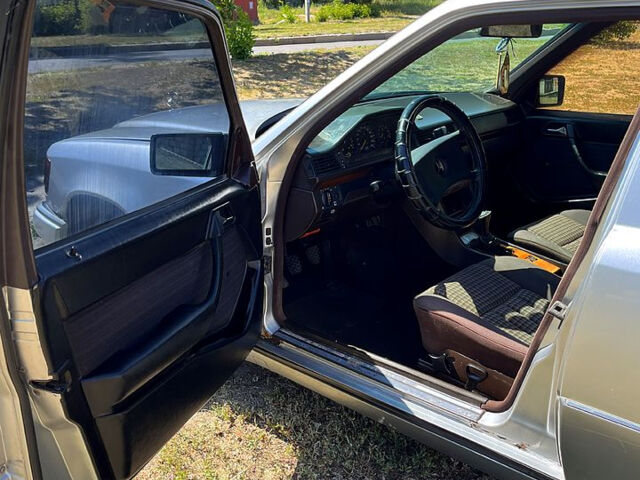 Серый Мерседес Е-Класс, объемом двигателя 2.6 л и пробегом 300 тыс. км за 1500 $, фото 4 на Automoto.ua