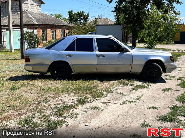 Серый Мерседес Е-Класс, объемом двигателя 2.6 л и пробегом 300 тыс. км за 1500 $, фото 2 на Automoto.ua