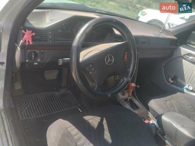 Серый Мерседес Е-Класс, объемом двигателя 3 л и пробегом 300 тыс. км за 2100 $, фото 2 на Automoto.ua