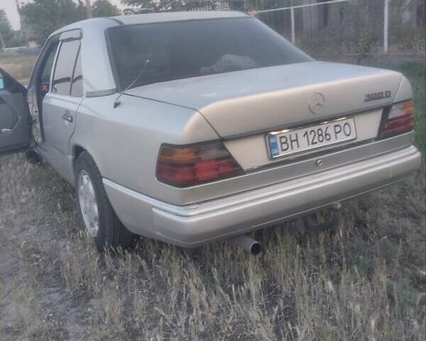 Серый Мерседес Е-Класс, объемом двигателя 3 л и пробегом 300 тыс. км за 2100 $, фото 8 на Automoto.ua