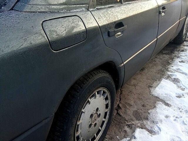 Серый Мерседес Е-Класс, объемом двигателя 2.3 л и пробегом 274 тыс. км за 2200 $, фото 7 на Automoto.ua