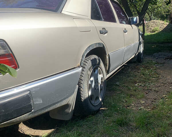 Серый Мерседес Е-Класс, объемом двигателя 2.5 л и пробегом 302 тыс. км за 2500 $, фото 4 на Automoto.ua