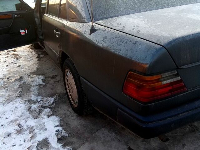 Серый Мерседес Е-Класс, объемом двигателя 2.3 л и пробегом 274 тыс. км за 2200 $, фото 5 на Automoto.ua