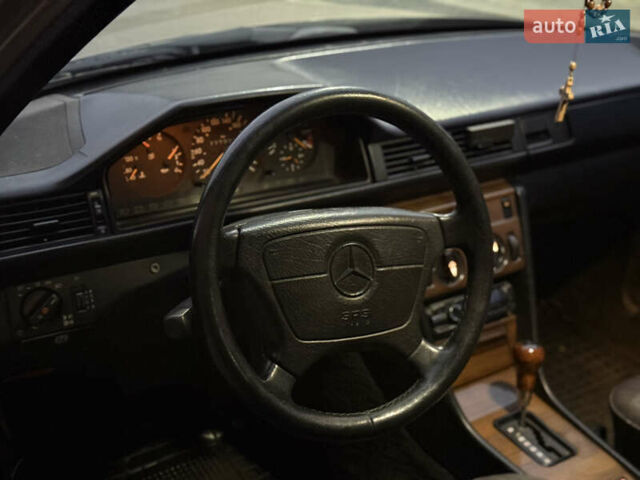 Серый Мерседес Е-Класс, объемом двигателя 2.5 л и пробегом 334 тыс. км за 2399 $, фото 25 на Automoto.ua