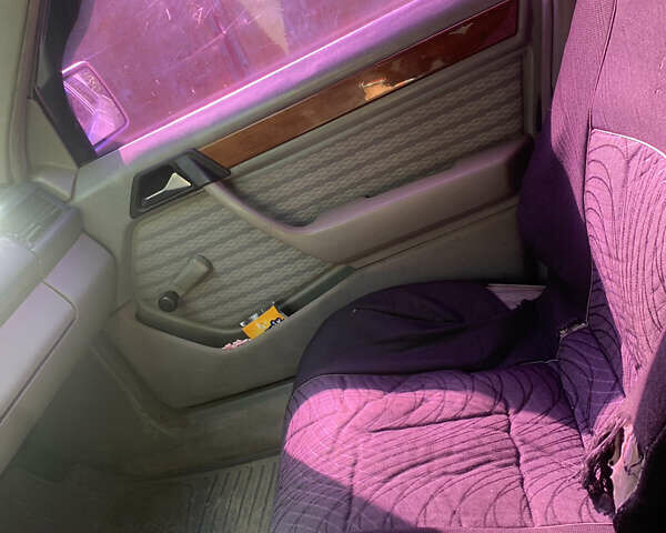 Серый Мерседес Е-Класс, объемом двигателя 2.5 л и пробегом 302 тыс. км за 2500 $, фото 14 на Automoto.ua