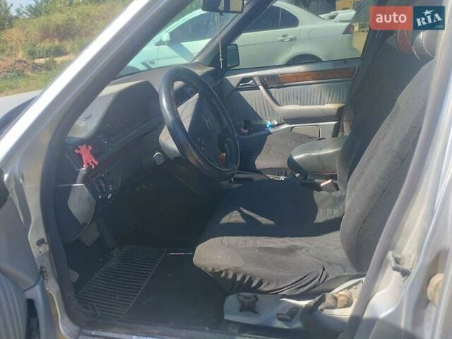 Серый Мерседес Е-Класс, объемом двигателя 3 л и пробегом 300 тыс. км за 2100 $, фото 5 на Automoto.ua