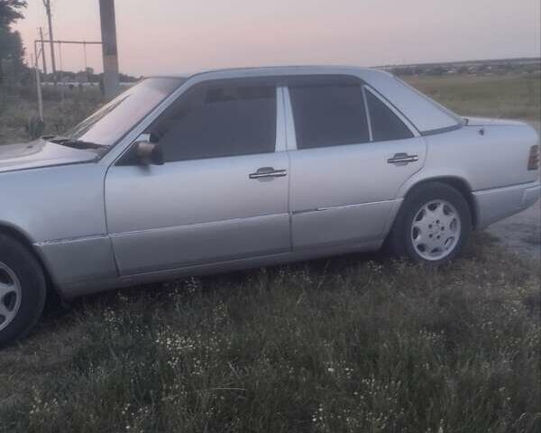 Серый Мерседес Е-Класс, объемом двигателя 3 л и пробегом 300 тыс. км за 2100 $, фото 3 на Automoto.ua