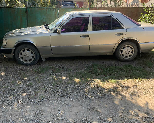 Серый Мерседес Е-Класс, объемом двигателя 2.5 л и пробегом 302 тыс. км за 2500 $, фото 2 на Automoto.ua