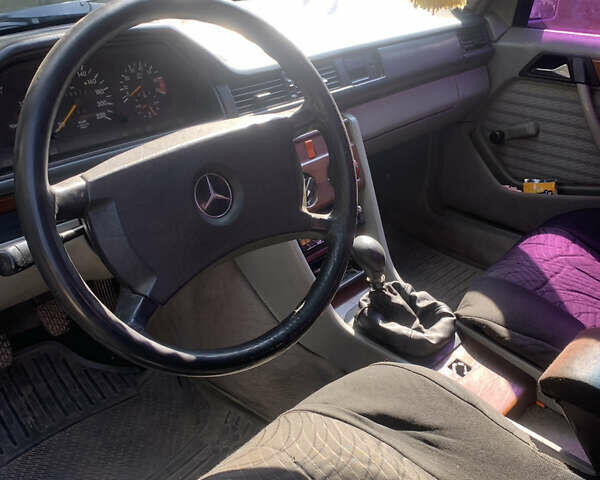 Серый Мерседес Е-Класс, объемом двигателя 2.5 л и пробегом 302 тыс. км за 2500 $, фото 15 на Automoto.ua