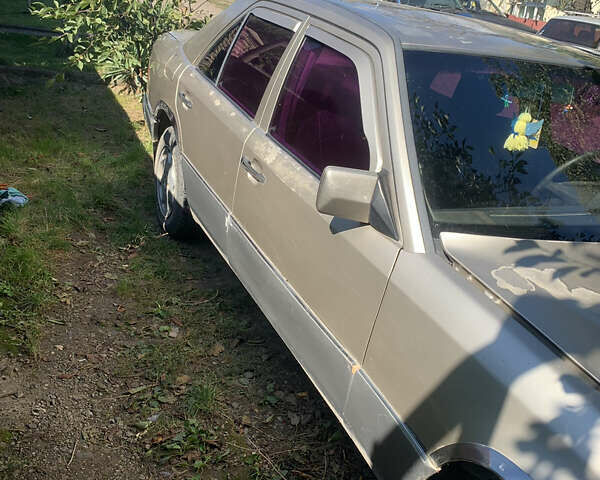 Серый Мерседес Е-Класс, объемом двигателя 2.5 л и пробегом 302 тыс. км за 2500 $, фото 7 на Automoto.ua