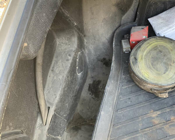 Серый Мерседес Е-Класс, объемом двигателя 2.5 л и пробегом 302 тыс. км за 2500 $, фото 18 на Automoto.ua