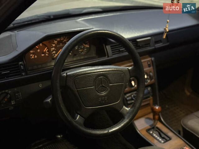 Серый Мерседес Е-Класс, объемом двигателя 2.5 л и пробегом 334 тыс. км за 2399 $, фото 24 на Automoto.ua