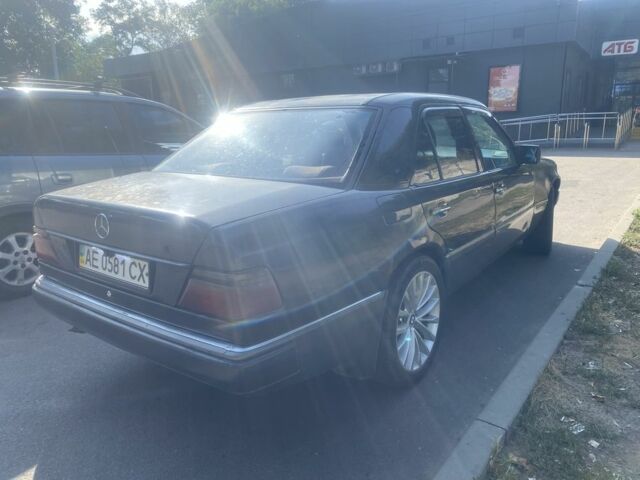 Сірий Мерседес Е-Клас, об'ємом двигуна 2 л та пробігом 111 тис. км за 1500 $, фото 3 на Automoto.ua