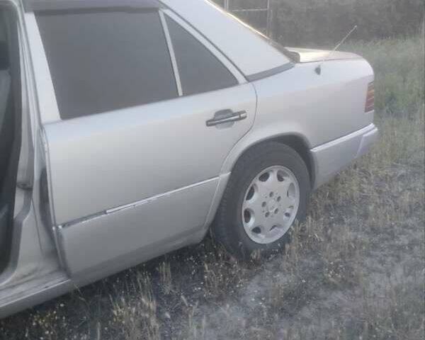 Серый Мерседес Е-Класс, объемом двигателя 3 л и пробегом 300 тыс. км за 2100 $, фото 1 на Automoto.ua