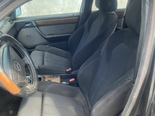 Сірий Мерседес Е-Клас, об'ємом двигуна 2 л та пробігом 111 тис. км за 1500 $, фото 4 на Automoto.ua