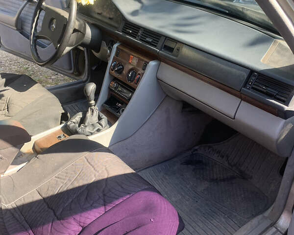 Серый Мерседес Е-Класс, объемом двигателя 2.5 л и пробегом 302 тыс. км за 2500 $, фото 16 на Automoto.ua