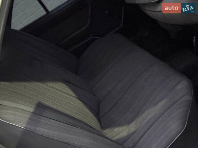 Серый Мерседес Е-Класс, объемом двигателя 2.5 л и пробегом 334 тыс. км за 2399 $, фото 17 на Automoto.ua