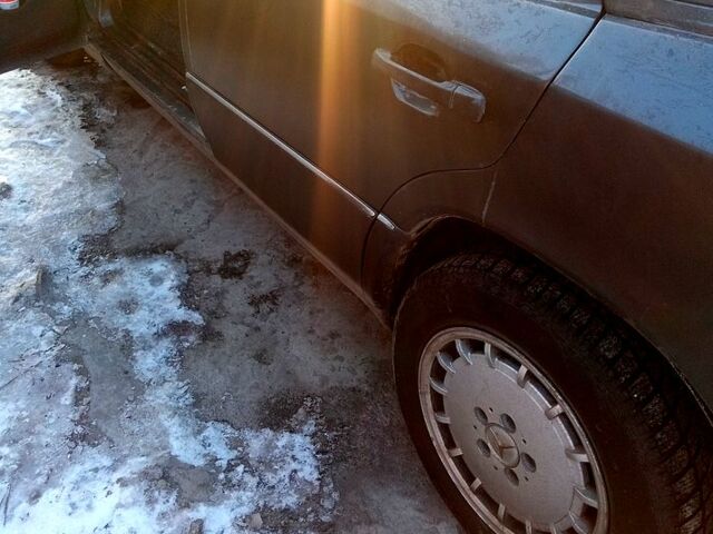 Серый Мерседес Е-Класс, объемом двигателя 2.3 л и пробегом 274 тыс. км за 2200 $, фото 4 на Automoto.ua