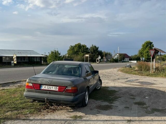 Серый Мерседес Е-Класс, объемом двигателя 2.6 л и пробегом 300 тыс. км за 1800 $, фото 3 на Automoto.ua