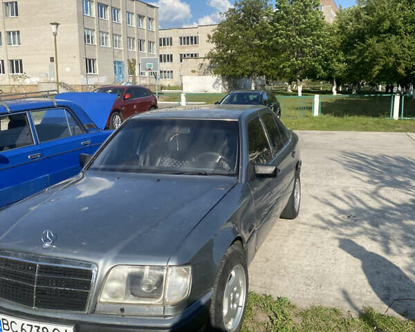 Серый Мерседес Е-Класс, объемом двигателя 2 л и пробегом 400 тыс. км за 1500 $, фото 1 на Automoto.ua