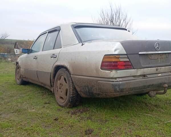 Серый Мерседес Е-Класс, объемом двигателя 2 л и пробегом 200 тыс. км за 700 $, фото 2 на Automoto.ua