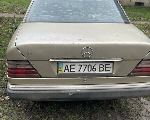 Серый Мерседес Е-Класс, объемом двигателя 2.6 л и пробегом 400 тыс. км за 1500 $, фото 2 на Automoto.ua