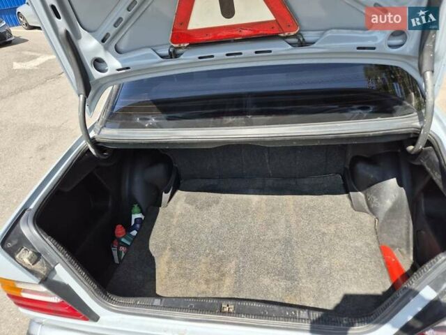 Сірий Мерседес Е-Клас, об'ємом двигуна 2 л та пробігом 270 тис. км за 2800 $, фото 9 на Automoto.ua